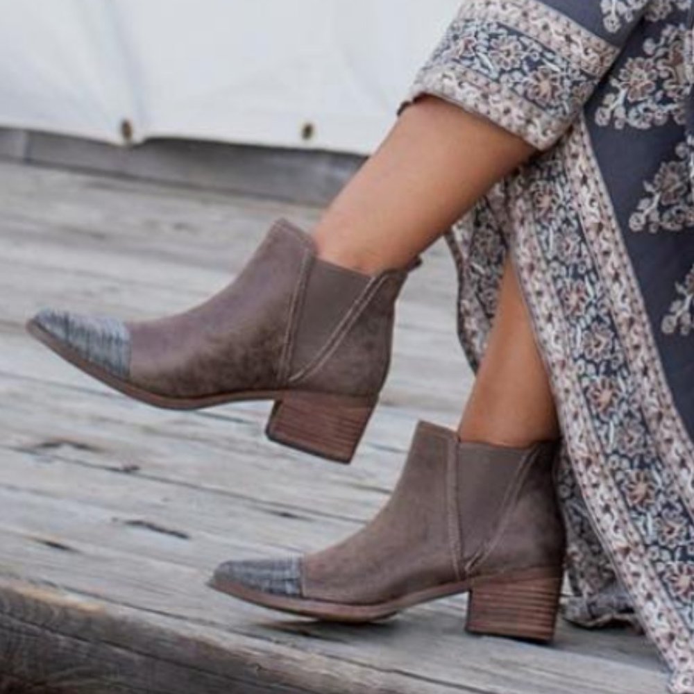 Tan Metal Chain Pointy Toe Western Ankle Booties - Picture 3 of 8